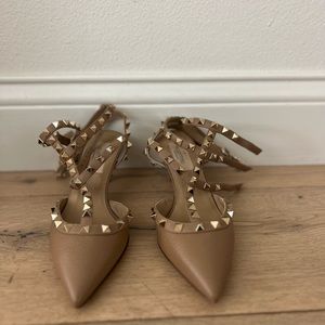 Valentino Garavani Rockstud Pump - Kitten Heel